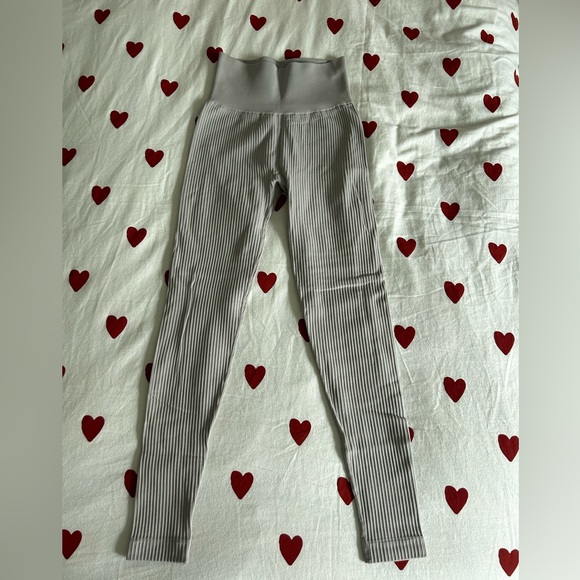 ribbed light grey SOC leggings. barely worn. size extra small/small. - Picture 2 of 3